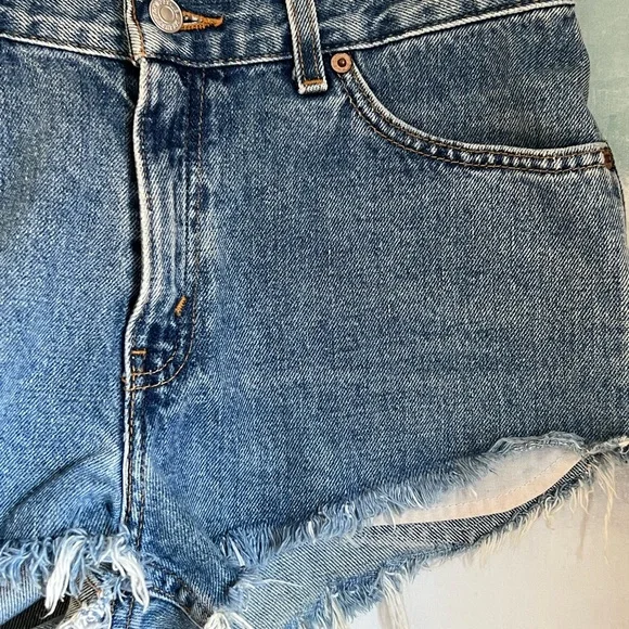 Vintage Levi’s Denim Shorts - Picture 9 of 12